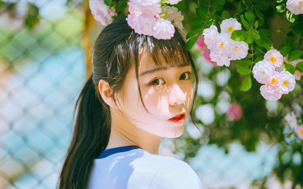 真爱伴鹅行 萝莉把三支笔插进了菊花里